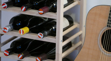 Rotweine liegend in einem Weinregal
