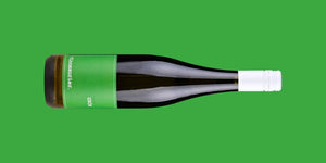 Eine Flasche Riesling mit grünem Etikett.