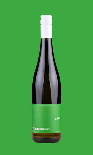 Eine Flasche Riesling (Vinosaurier Grün) vor einem grünem Hintergrund. Die Flasche ist aus braunem Glas. Der Verschluss ist weiß. Das Etikett ist grün mit weißer Schrift.