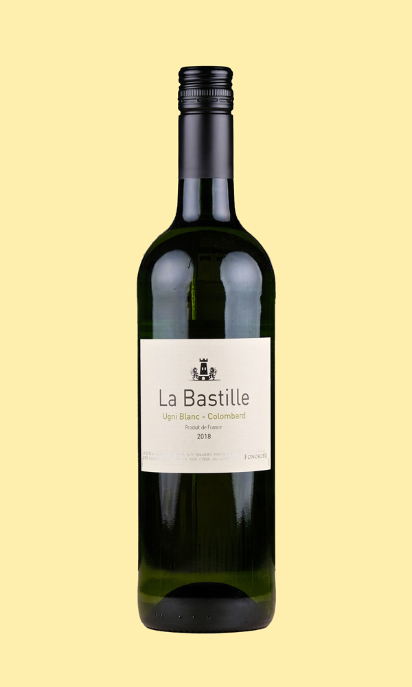 Eine Flasche La Bastille Blanc auf hellgelbem Hintergrund. Die Flasche ist grün, das Etikett ist weiß. Darauf steht mit schwarzer Schrift: "La Bastille". Darunter in grüner Schrift: "Ugni Blanc - Colombard".