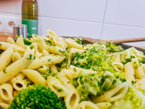 Cremige Frühlingspasta mit Riesling