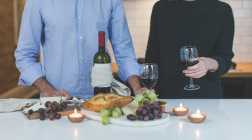 Zwei Personen mit jeweils einem Glas Rotwein in der Hand.