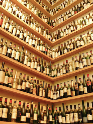 Mehrstöckiges Weinregal an einer Wand