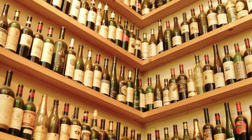 Mehrstöckiges Weinregal an einer Wand
