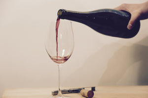 Rotwein wird eingeschenkt.