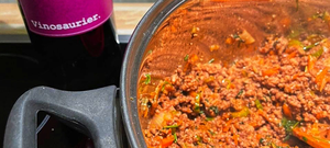Bolognese Sauce mit Rotwein im Topf.