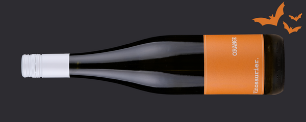 Weinflasche mit orangenem Etikett.