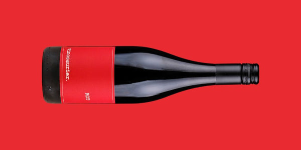 Eine Flasche Rotwein.