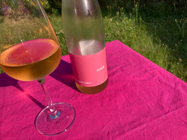 Ein Weinglas mit Rose-Wein 