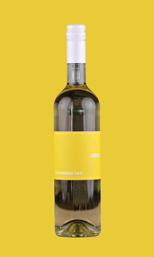 Eine Flasche Vinosaurier Gelb vor einem gelben Hintergrund. Die Flasche ist aus weißem Glas, sodass direkt der Weißwein zu erkennen ist. Der Verschluss ist ebenfalls weiß. Das Etikett ist gelb mit weißer Schrift.