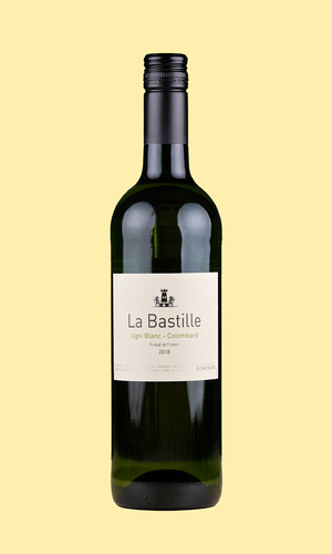 Eine Flasche La Bastille Blanc auf hellgelbem Hintergrund. Die Flasche ist grün, das Etikett ist weiß. Darauf steht mit schwarzer Schrift: "La Bastille". Darunter in grüner Schrift: "Ugni Blanc - Colombard".