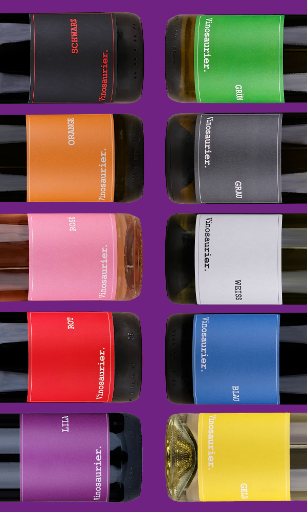 Eine Grafik mit lila Hintergrund. Von rechts und links sind jeweils fünf Flaschen Vinosaurier-Wein ins Bild geschnitten, sodass das Etikett mit der entsprechenden Farbe zu sehen ist. Links, v. o. n. u.: Schwarz, Orange, Rosé, Rot, Lila. Rechts, v. o. n. u.: Grün, Grau, Weiss, Blau und gelb.