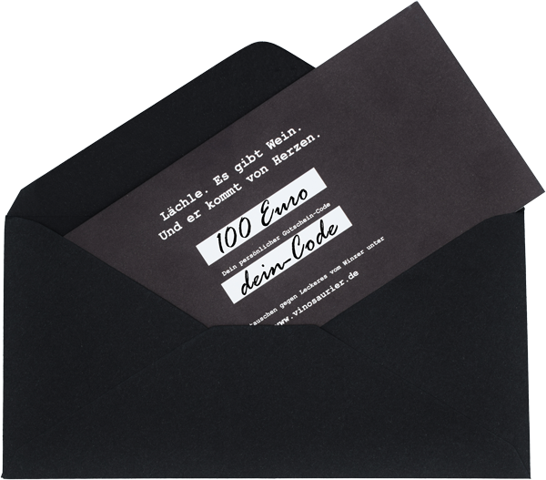 Ein schwarzer geöffneter Briefumschlag, In diesem steckt ein Gutschein über 100 Euro. Er ist aus schwarzem Papier. Darauf steht mit weißer Schrift: "Lächle. Es gibt Wein. Und er kommt von Herzen."